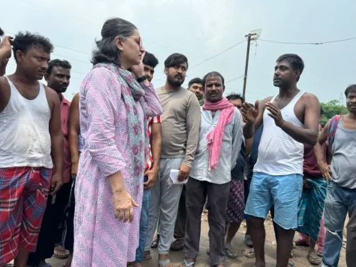 On 13-07-2025, Sagarika Ghose visits Jai Hind colony in Delhi’s Vasant Kunj to gain first hand information about the hardships there. Migrant workers of all religions have lived and worked for here decades.
